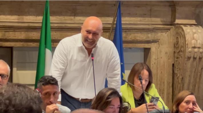 Terni, l'ultima del sindaco Bandecchi mentre si discute di violenza di genere: "Un uomo guarda il c..o di una donna e  forse ci prova".  Le minoranze lasciano l'aula