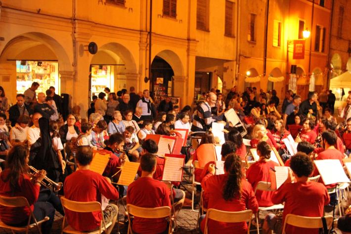Busseto, questa sera torna la Notte Bianca: cena sotto i portici e musica 