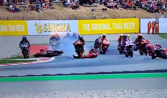 Moto: maxi-incidente al via a Barcellona, paura per Bagnaia