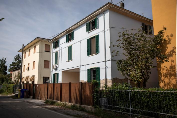 Incendio nella notte in via Naviglia: distrutto un appartamento