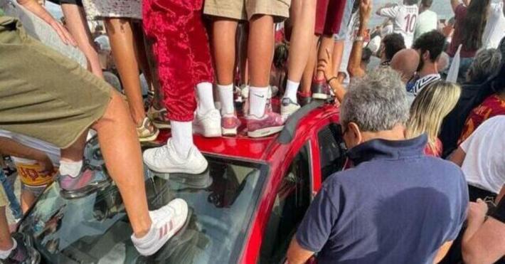 Pilota Ciampino, 'Auto sfasciata da tifosi Lukaku, chi paga?'