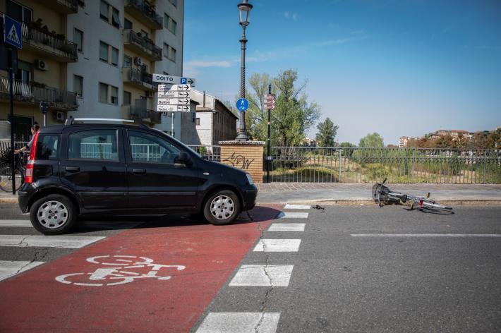 Ponte Caprazucca, un ciclista investito da un'auto