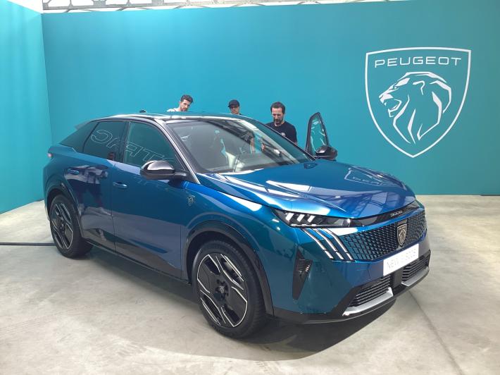 Svelata la nuova Peugeot E-3008, un Suv elettrico di 4 metri e 54