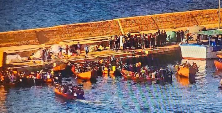Record di sbarchi a Lampedusa: arrivate 2.500 persone. Il sindaco: "Non reggiamo l'onda d'urto" 
