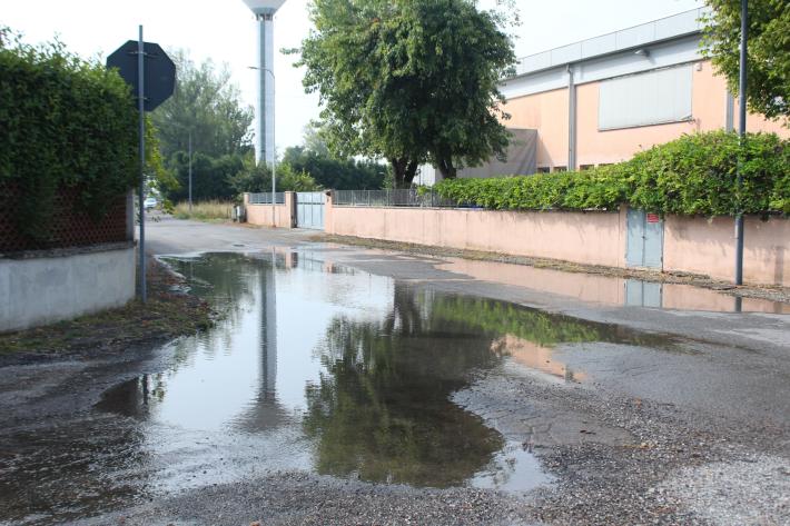 Si rompe una tubatura: allagamento nel quartiere artigianale di Pieveottoville
