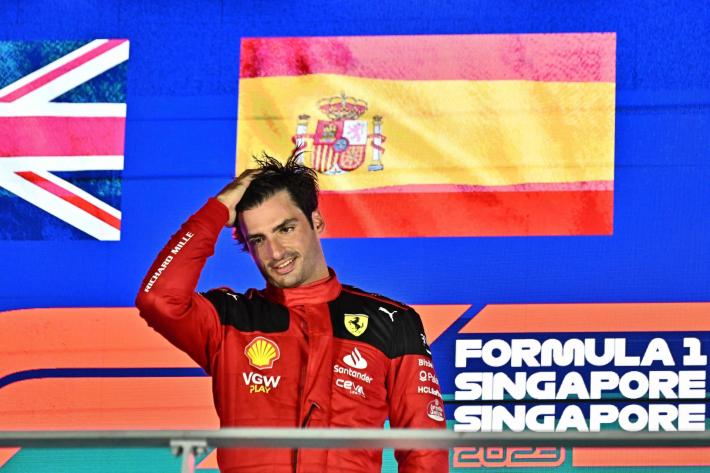 Impresa Ferrari: Sainz vince il Gp di Singapore. "Tutto alla perfezione. Sono al settimo cielo"
