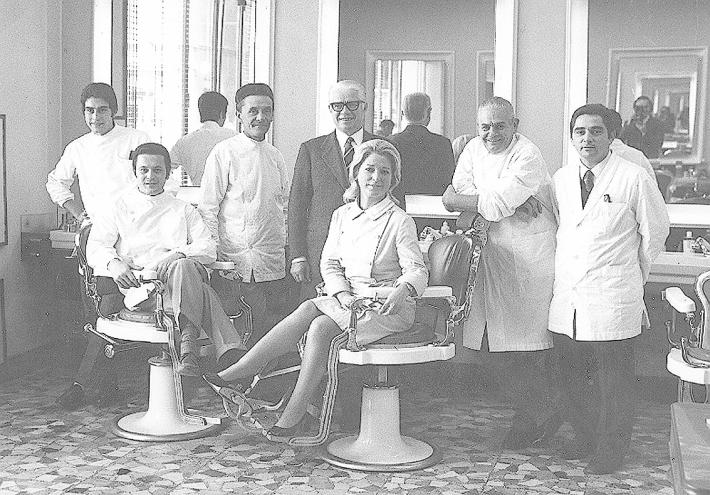 Forbici, pettine, rasoio, due risate e un po' di relax