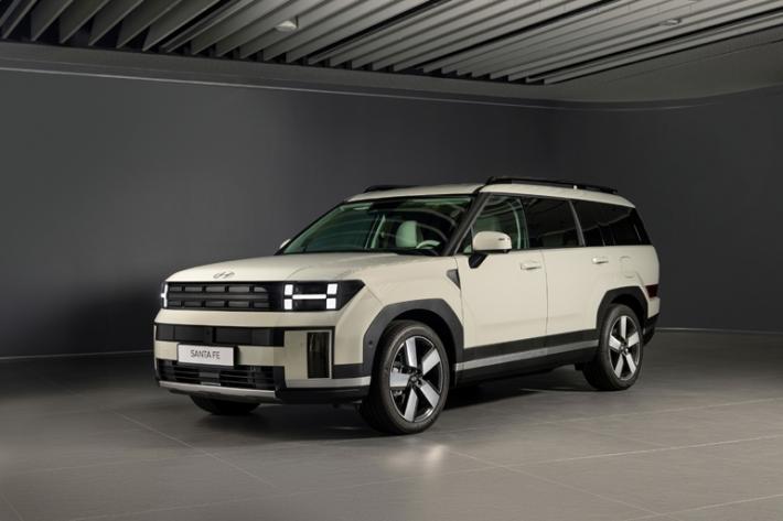 Hyundai Santa Fe &egrave; tutta nuova e sposa l'ibrido