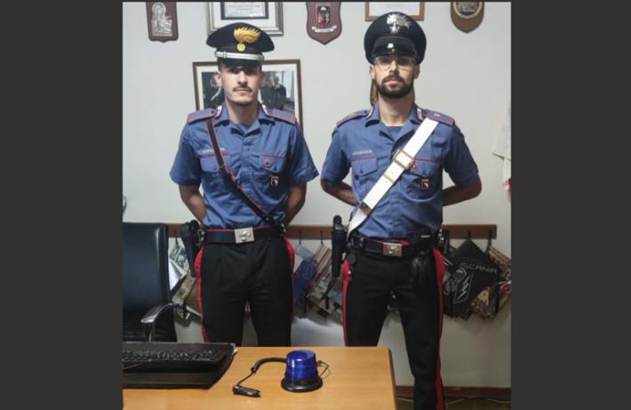 Girava in auto con al seguito un lampeggiante di colore blu: denunciato