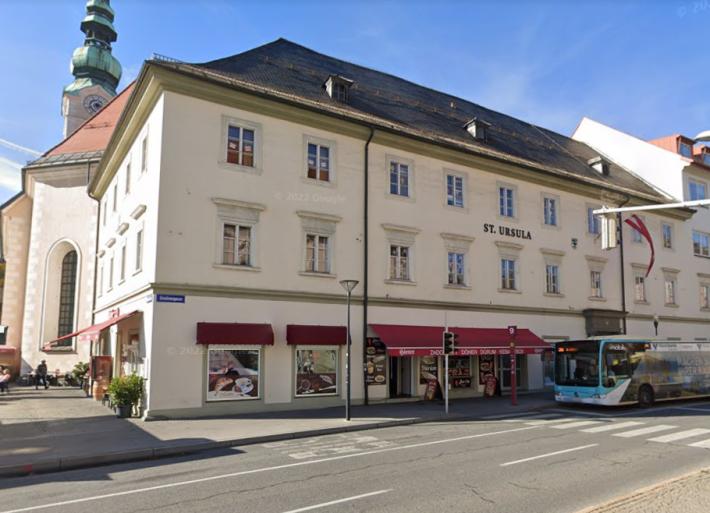 Il dress code imposto alle alunne (per la madre) "&egrave; fascista". 12enne espulsa dalla scuola