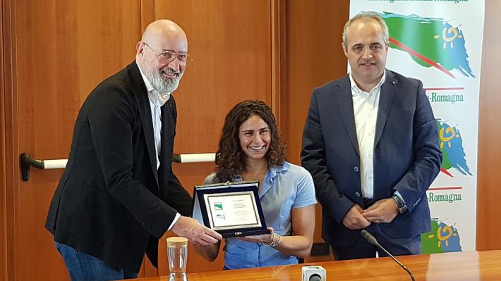 Il presidente Bonaccini premia Giulia Ghiretti