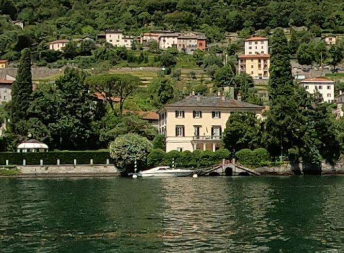 Amal preferisce la Costa Azzurra, George Clooney vende Villa Oleandra sul lago di Como
