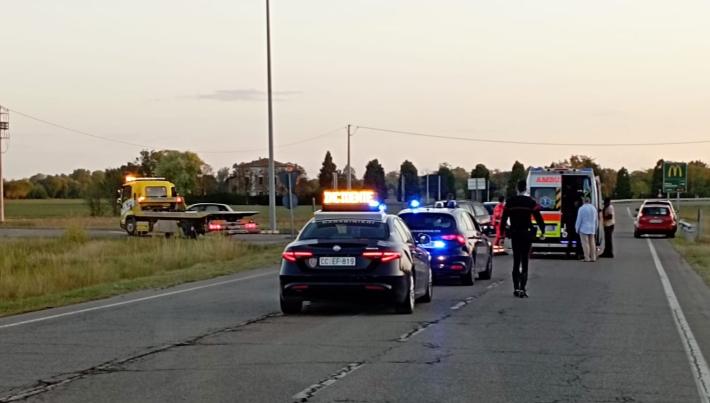 Salsomaggiore, incidente sulla provinciale per Fidenza al bivio con San Nicomede: un'auto si ribalta. Ferito uno dei guidatori