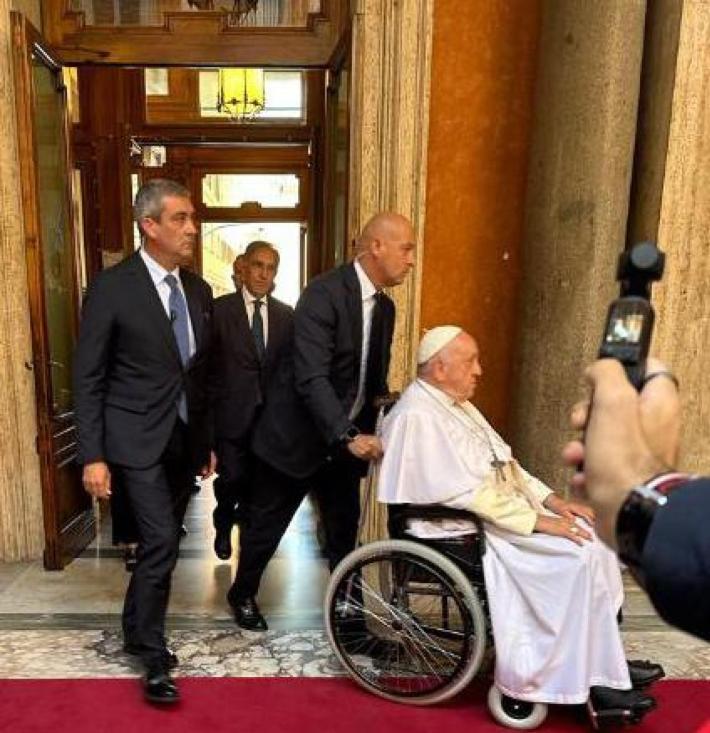 Papa a camera ardente Napolitano