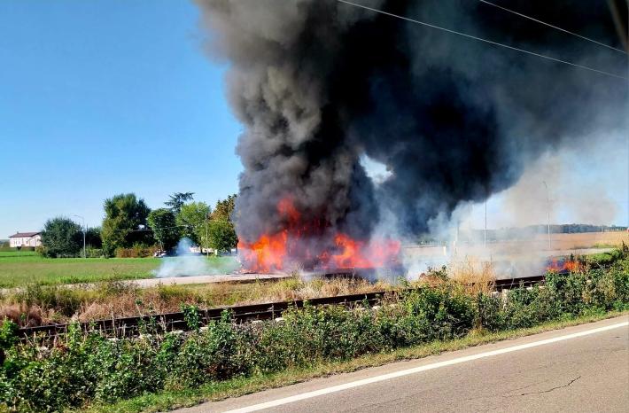 Camion prende fuoco in via Mantova: colonna di fumo visibile da lontano
