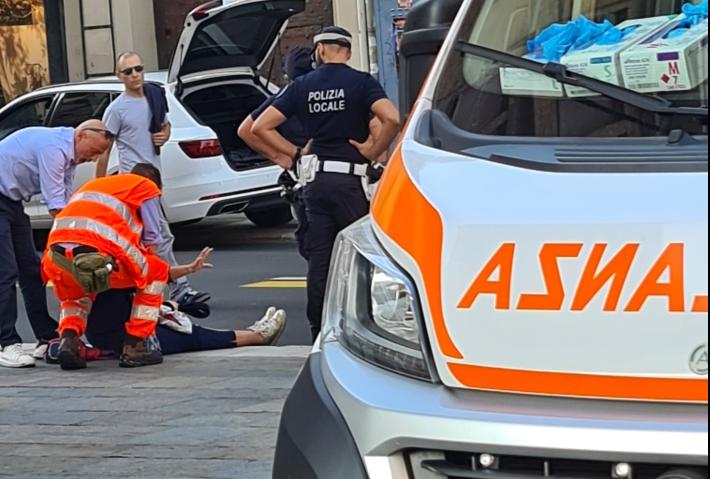 Via d'Azeglio, una signora cade e batte la testa. Soccorsa dalla polizia locale