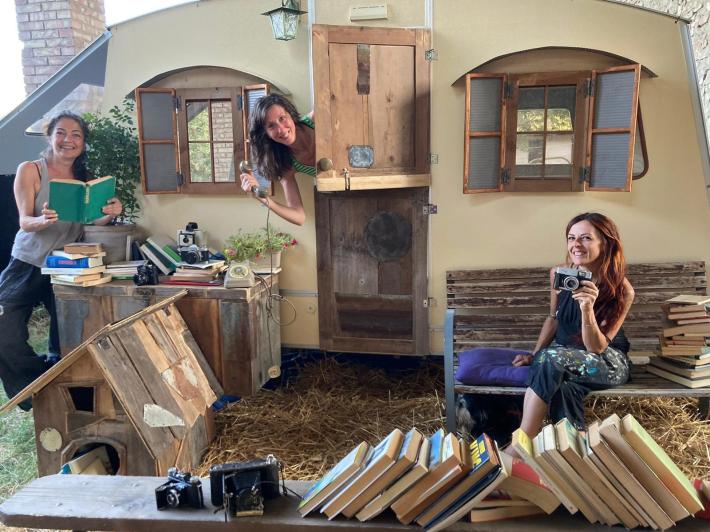 Parte il tour cittadino di Wacky, la roulotte piena di libri e parole