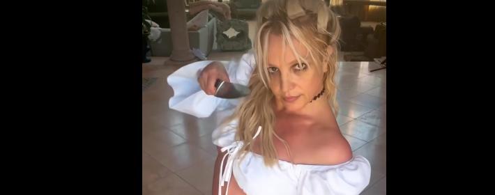 Britney Spears balla coi coltelli, un vicino chiama le autorit&agrave; 