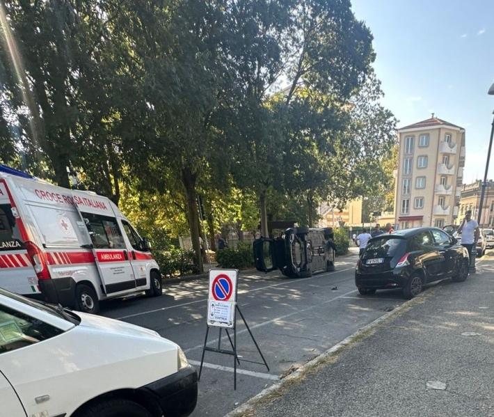 Salsomaggiore, auto si ribalta in via Baistrocchi. Il guidatore al Pronto soccorso di Vaio