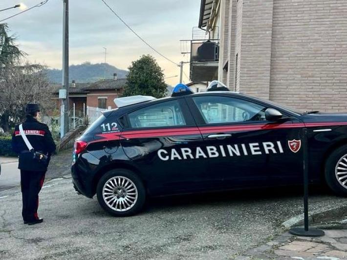 L&rsquo;amico non lo invita in piscina e lui lo minaccia con coltello: arrestato dai carabinieri 