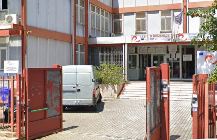 In classe con la pistola di plastica sparano al prof: sospesi i due studenti 17enni a Bari