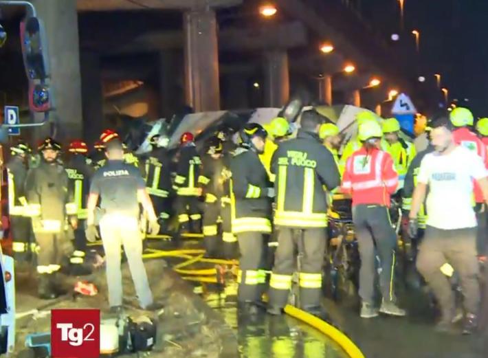 Autobus precipita da una via sopraelevata a Mestre e prende fuoco. Ci sono 21 morti. Zaia: "Tra le vittime minori  (due bambini) e turisti stranieri"