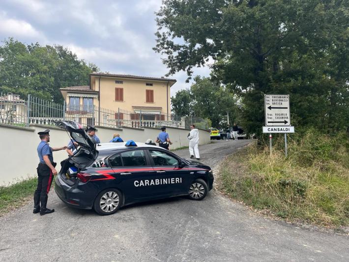 Bardi: spara alla moglie e poi punta l'arma contro di s&eacute; - In aggiornamento