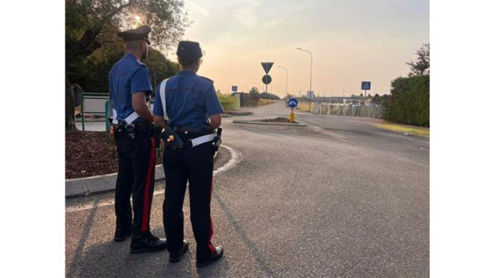 Prima l&rsquo;abbracciano poi gli sfilano l&rsquo;orologio da 3.000 euro: 2 donne denunciate dai carabinieri