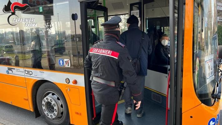 Parma: sbaglia autobus, si fa prendere dal panico minorenne trovata dai carabinieri