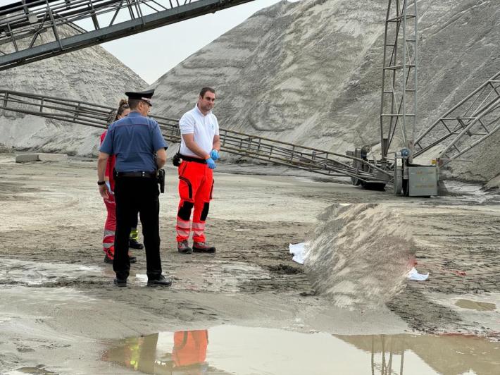 Sommerso dalla terra mentre lavora in una cava, muore operaio