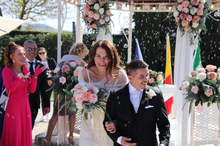 Lei diventa un uomo, lui una donna, si sposano a Recanati