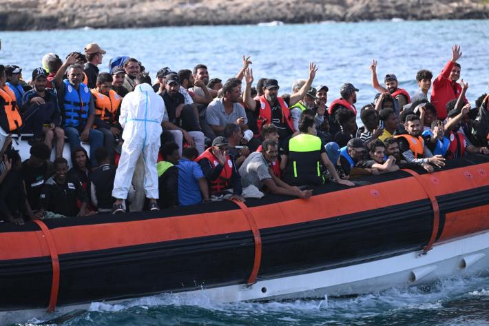 Coppia di bolognesi salva barca con 27 migranti a Lampedusa