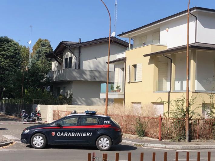 Via Varsavia, un uomo in stato di agitazione minaccia di lanciarsi dal terrazzo - In aggiornamento