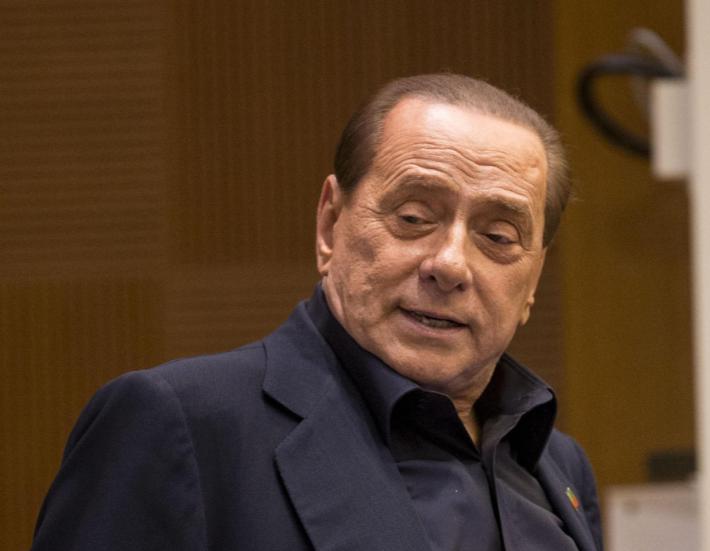 Il silenzio totale che isola il ricordo di Berlusconi
