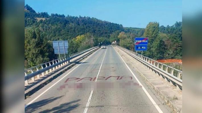 Tifosi della Reggiana insultano Parma sull'asfalto del ponte. Ma dopo il daspo il caso &egrave; archiviato: la scritta &egrave; in territorio oltr'Enza