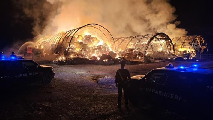 Fienile in fiamme a Torrile: vigili del fuoco al lavoro dalla notte
