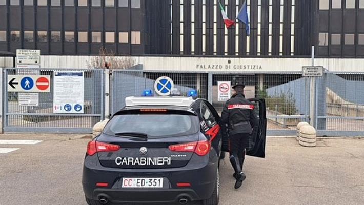 Armata in tribunale, minorenne denunciata dai carabinieri