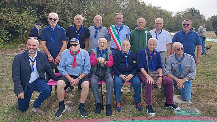 Riuniti i componenti del gruppo di ogni epoca