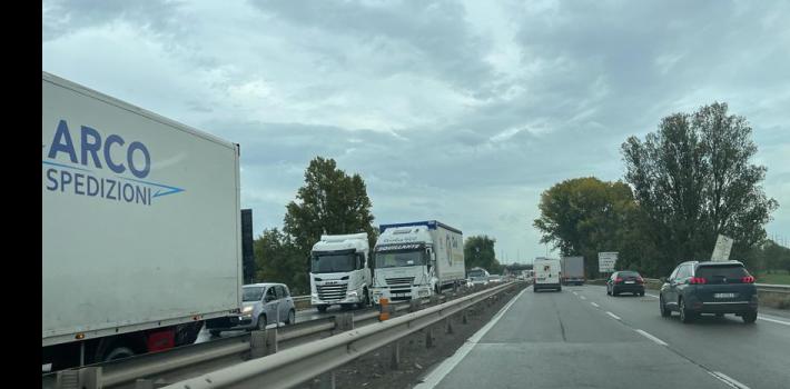 Tangenziale,  scontro tra un 'auto e un camion: traffico bloccato