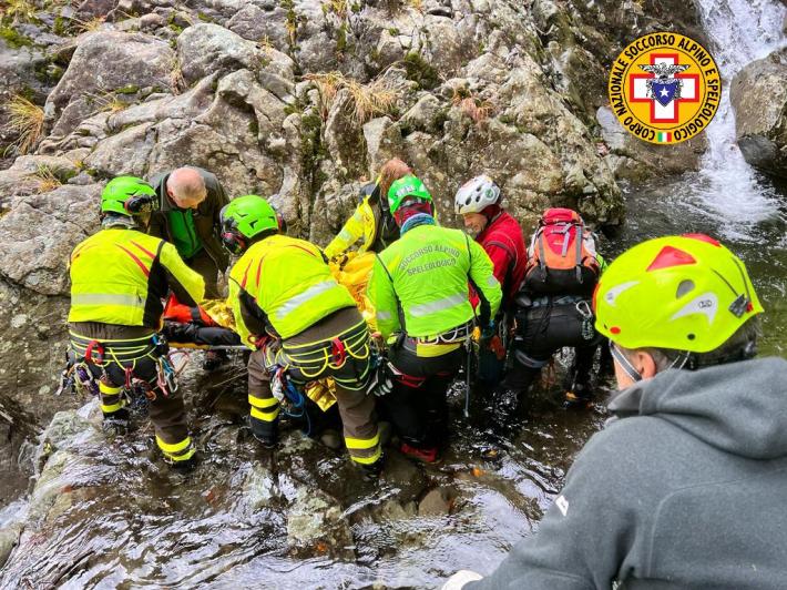 Fungaiolo cade rovinosamente in una forra. Salvato dal Soccorso Alpino 