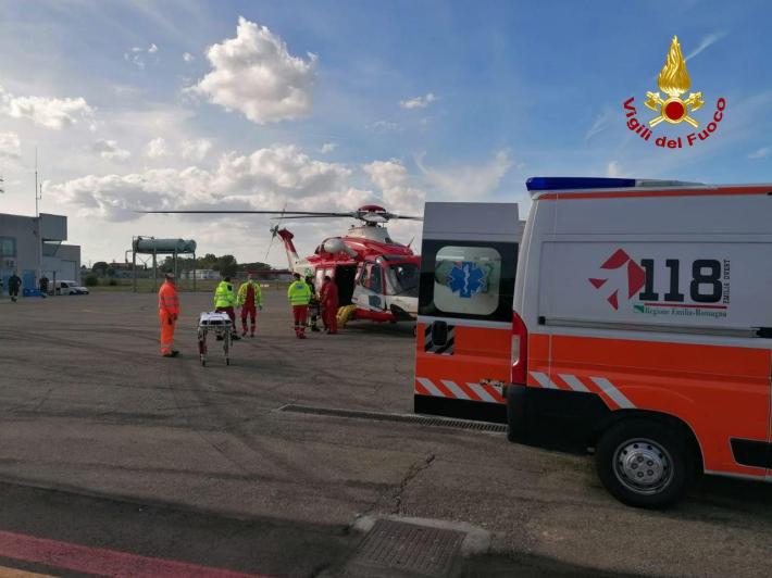 Cade in un dirupo: ambulanza ed elicottero dei vigili del fuoco nella zona del Lago Santo