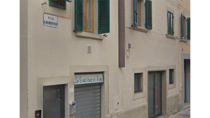 Auto in sosta va all'indietro, investe e uccide una donna