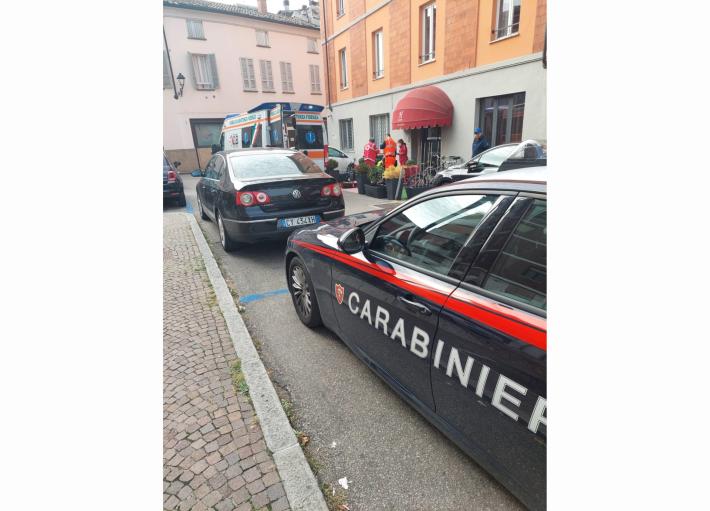 Accoltellata alla gola a Fidenza in pieno centro: donna gravissima trasportata al Maggiore