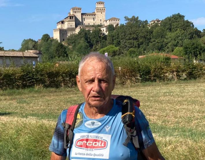 A 90 anni percorre 2.200 km a piedi in giro per l'Italia