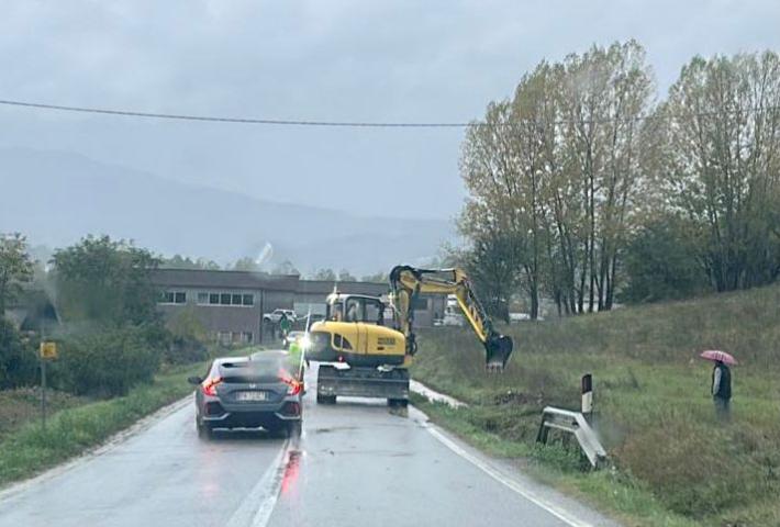 Maltempo, pioggia incessante, esondazioni a Compiano, vigili del fuoco al lavoro