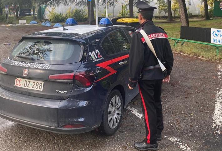 Volano bottiglie, sedie e tavolini nella rissa: 5 giovani denunciati