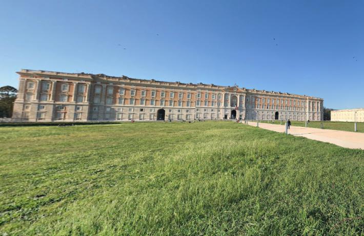 Trovato uno scheletro davanti alla Reggia di Caserta, sono i resti di un 50enne