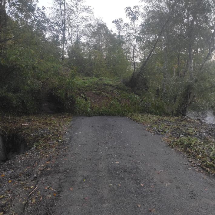 Grossa frana sulla strada comunale di Codogno: una famiglia isolata