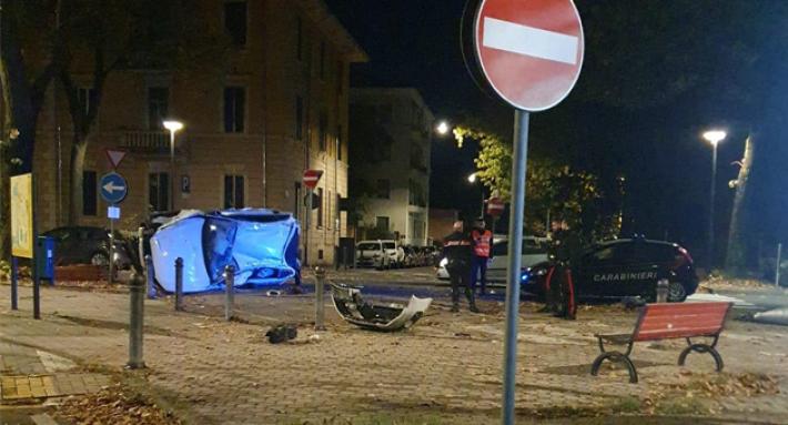 Viale Vittoria, auto si ribalta nella notte: un ferito