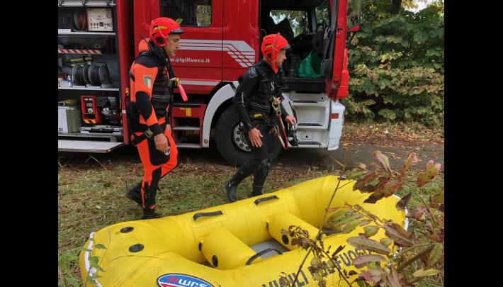 Si butta dal ponte Europa e sparisce trascinato dalla corrente: task force dei soccorsi per salvarlo. Intervento in corso